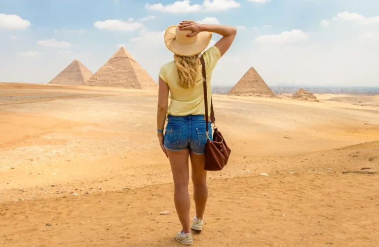 private luxury highway transport arriving at the great pyramids of giza from hurghada for a full day excursion