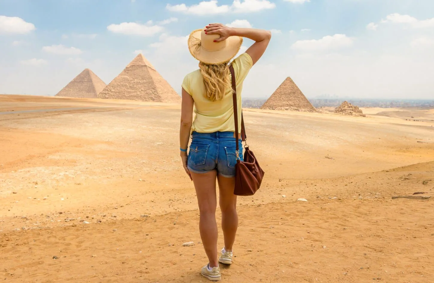 private luxury highway transport arriving at the great pyramids of giza from hurghada for a full day excursion