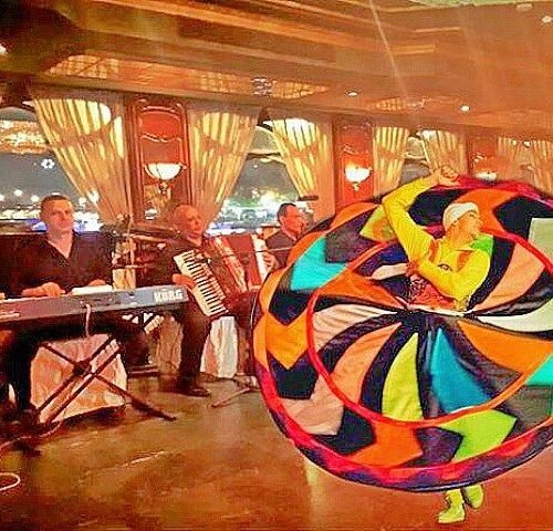 من عروض التنورة التراثية بمركز الإبداع الفني بقبة الغوري بالقاهرة، والتي تشكلت عام 1988 بمقر قصر الغورى للتراث. وهي رقصة صوفية تعتمد على الح