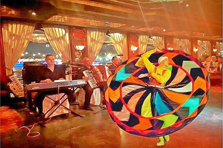 من عروض التنورة التراثية بمركز الإبداع الفني بقبة الغوري بالقاهرة، والتي تشكلت عام 1988 بمقر قصر الغورى للتراث. وهي رقصة صوفية تعتمد على الح